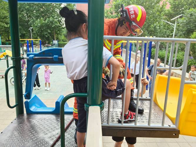新奥精准数据免费开放和男童头卡护栏身亡与小孩头卡栏杆视频