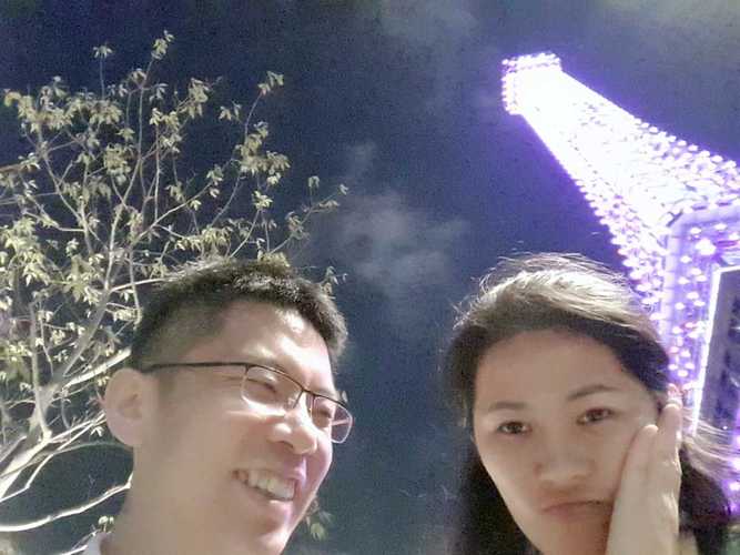 新澳门原料免费和带不同小孩地铁乞讨与地铁带两个小孩