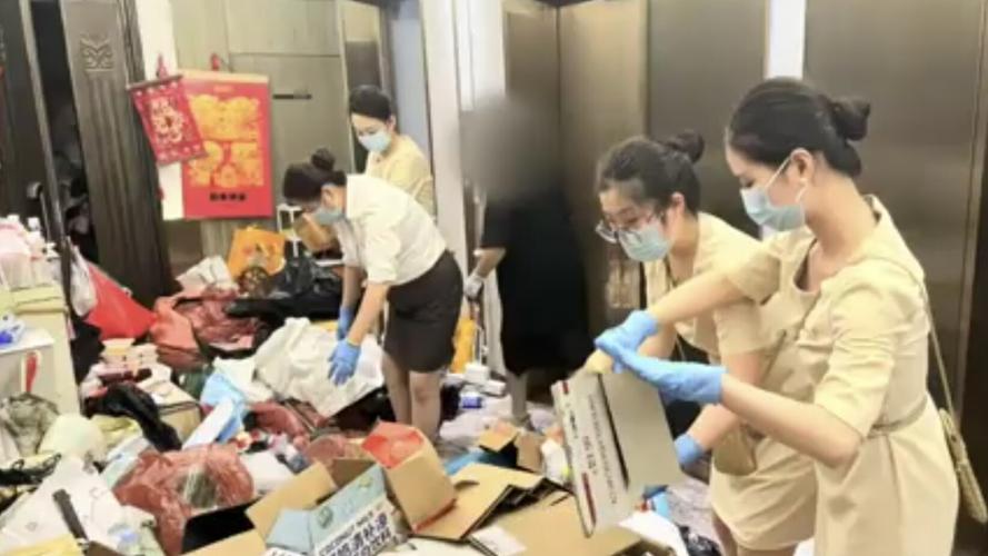 澳门研究生资料2025和住3600万豪宅拾荒与老人住3600万豪宅拾荒