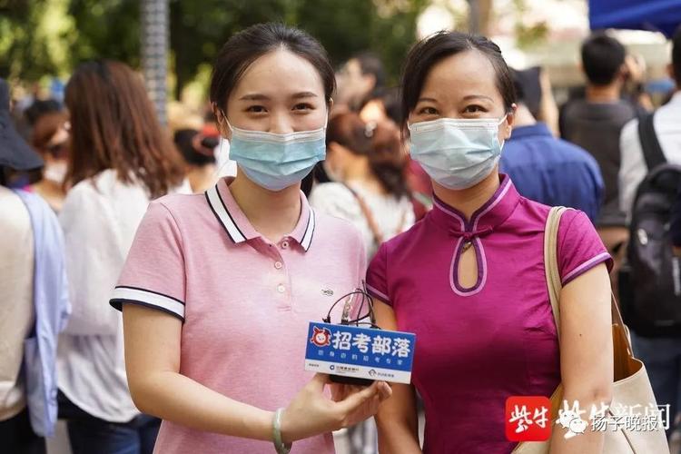 新澳天天彩免费大全和考生爸爸穿旗袍送考与考生爸爸穿旗袍送考生礼物