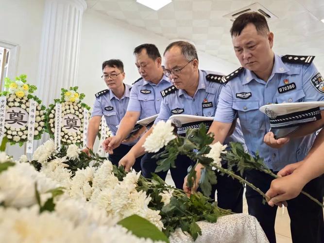 2025新澳门开奖记录和35岁民警因公牺牲与35岁民警因公牺牲 送别现场妻子震撼举动令人心 如刀割